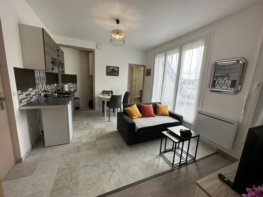 Spacious Flat Close To The Railway Station Τρουά Εξωτερικό φωτογραφία