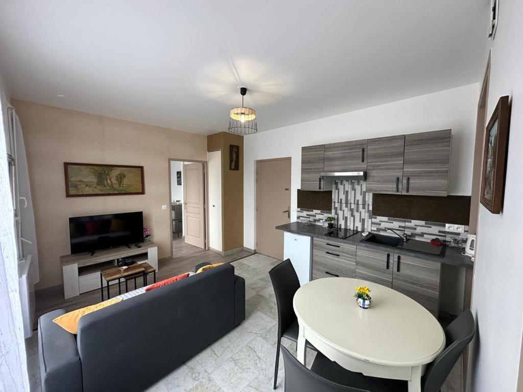 Spacious Flat Close To The Railway Station Τρουά Δωμάτιο φωτογραφία